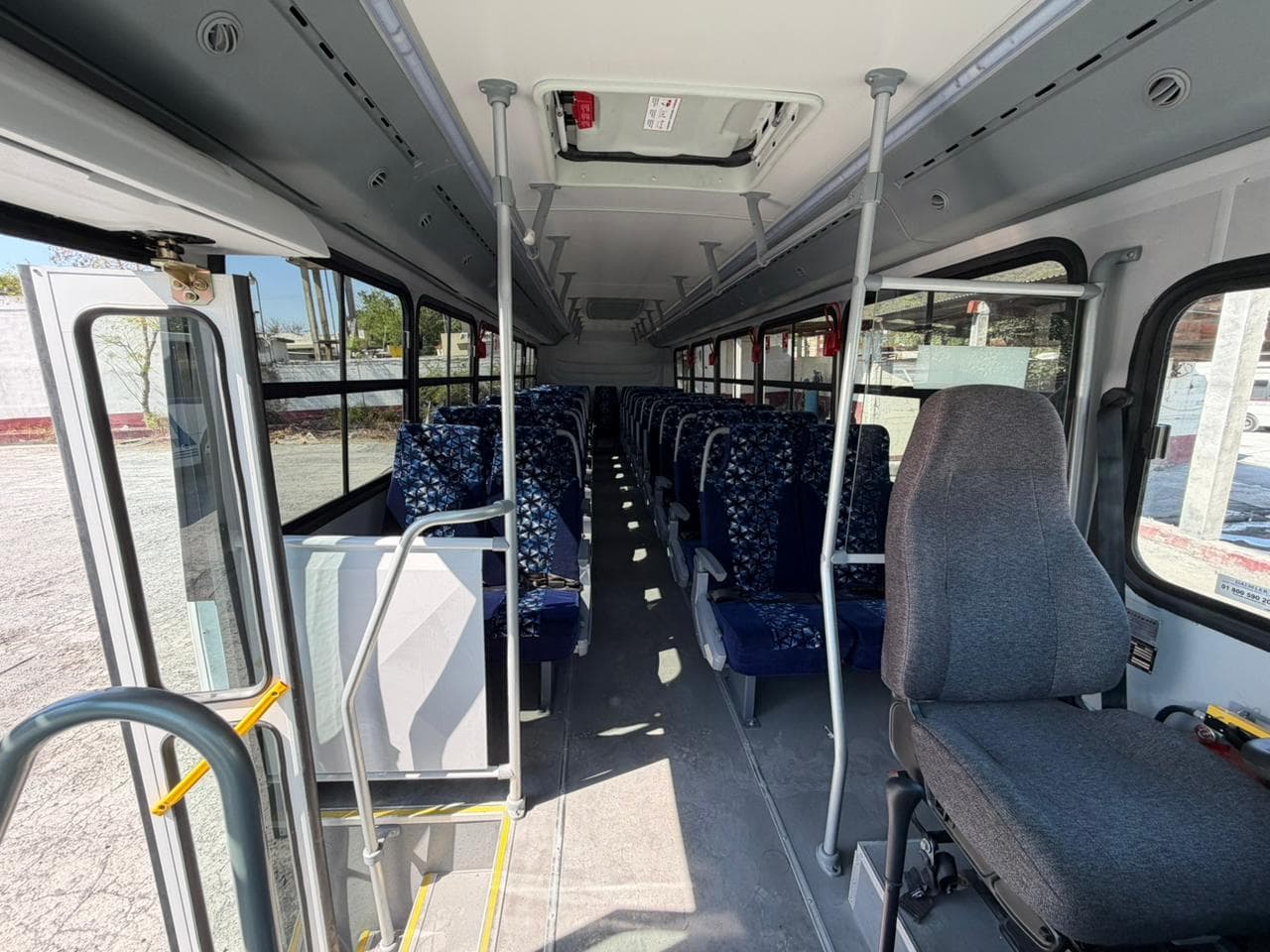 Autobús Estándar — interior entrada