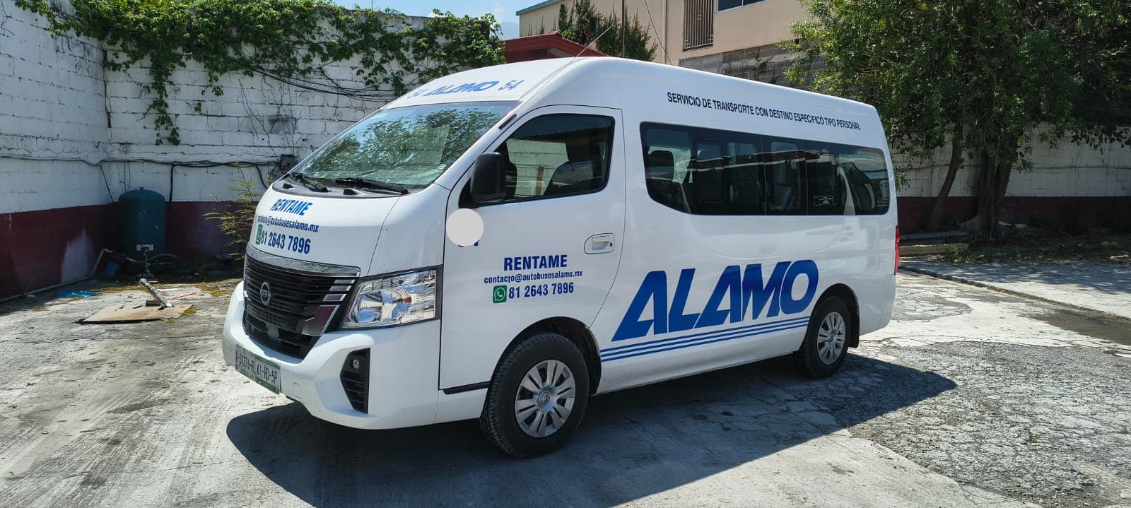 Van Ejecutiva Nissan Urvan — exterior